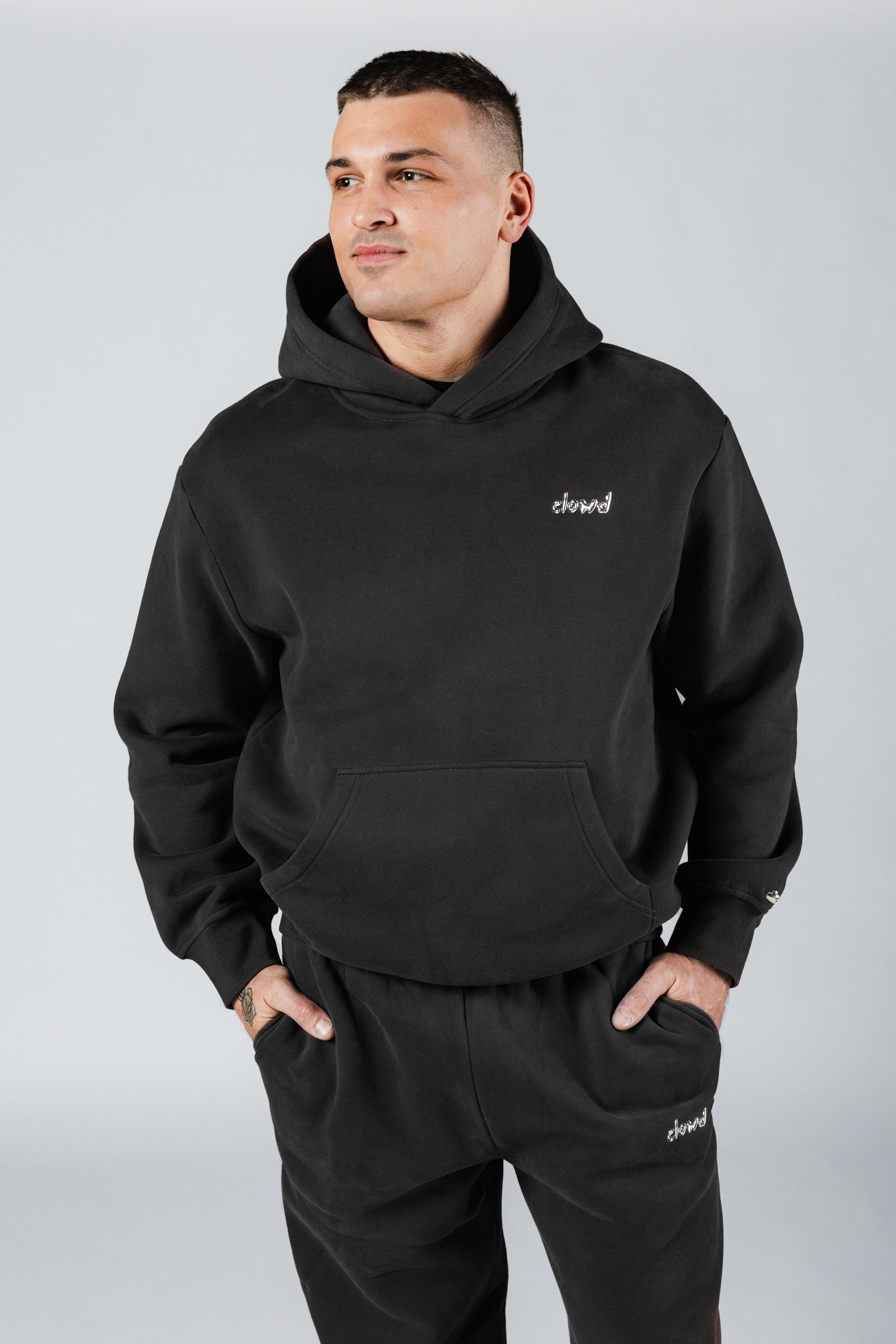 size: Ricky is 6'0 wearing size L | color: Midnight