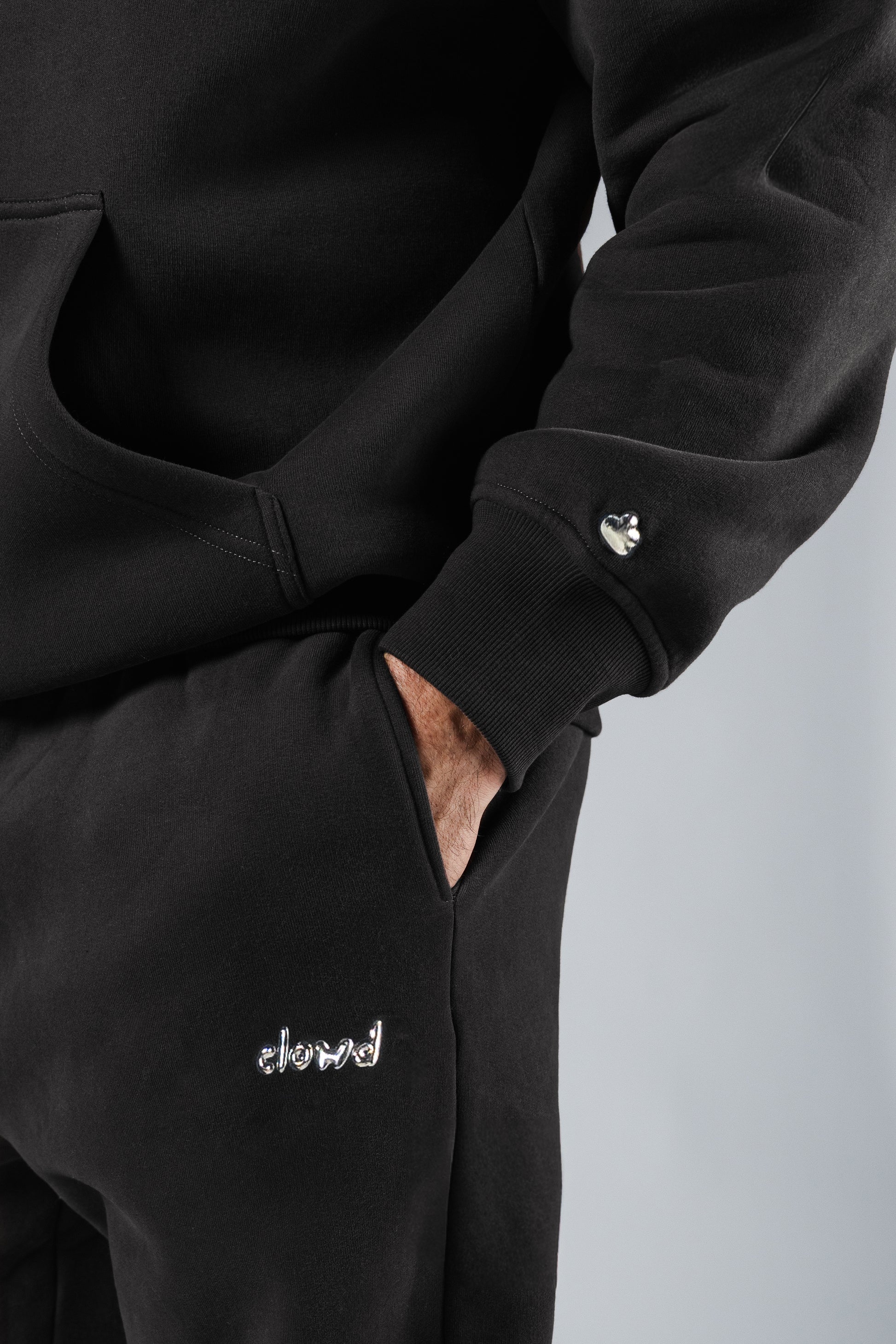 size: Ricky is 6'0 wearing size L | color: Midnight